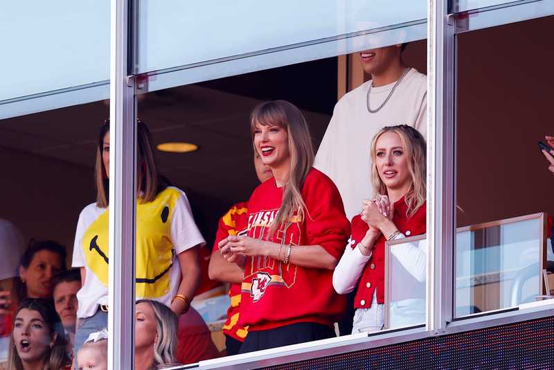 Taylor Swift, Selena Gomez e Lena Dunham insieme alla partita Chiefs vs. Texans