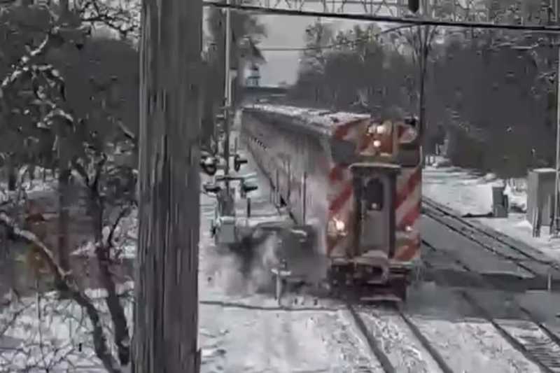 Scontro treno-auto a Hinsdale: dinamica e conseguenze