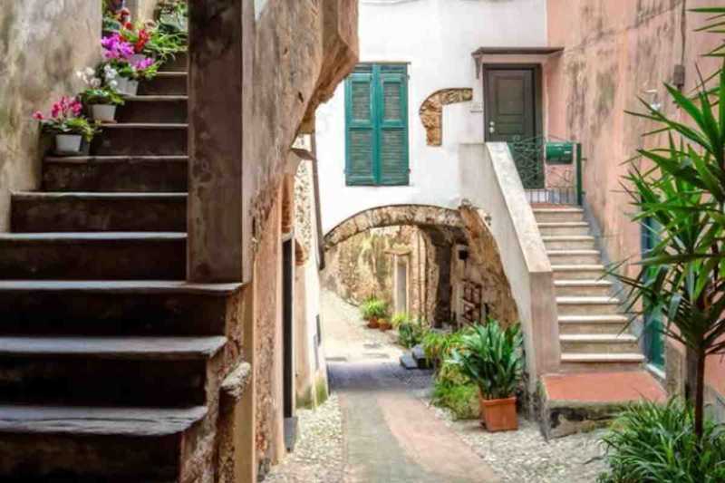 Sarzana, la Capitale dei Presepi: un Gioiello Liguria che Incanta