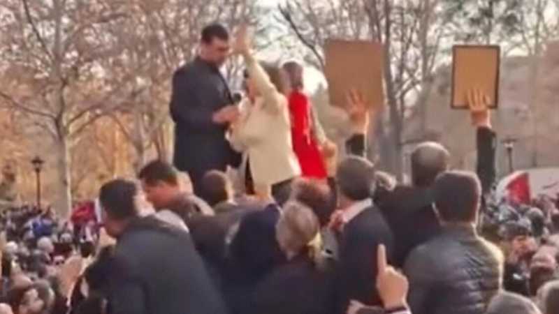 Arrestata in Iran la Nobel Narges Mohammadi: Il dramma continua