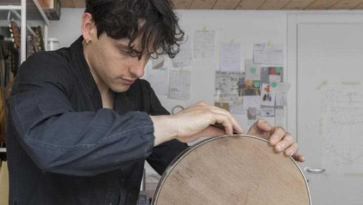 Giovane Liutaio: Custode di un'Arte Antica con Futuro