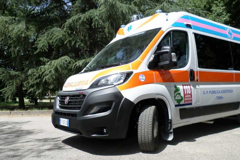 Papà investito dalla sua auto mentre lascia la figlia a scuola