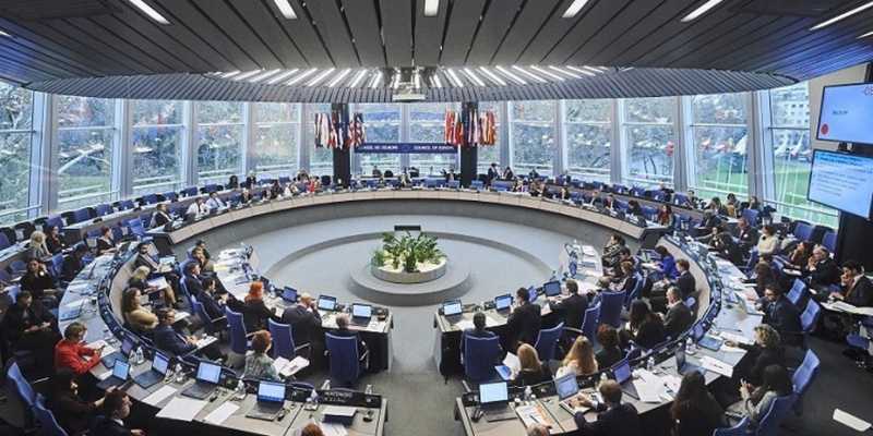 L'UE congela beni russi: segnale forte a Mosca e Washington