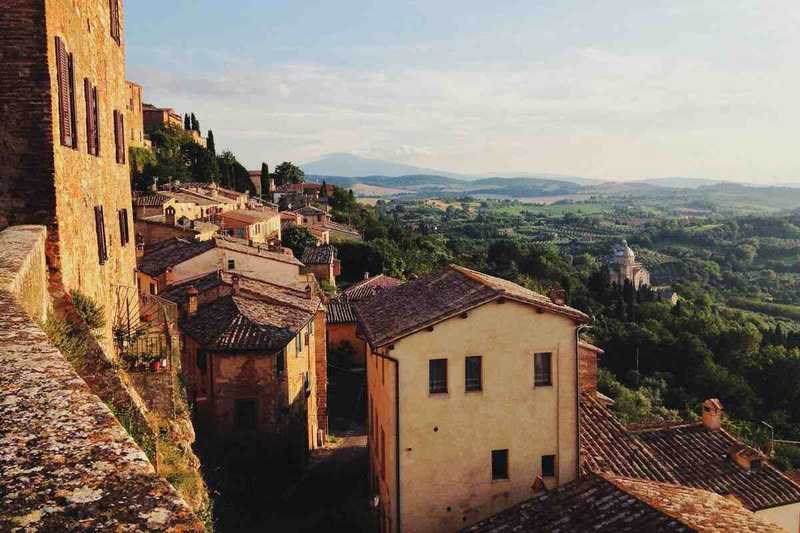Montepulciano: Il Borgo Toscano Trasformato in Villaggio Incantato