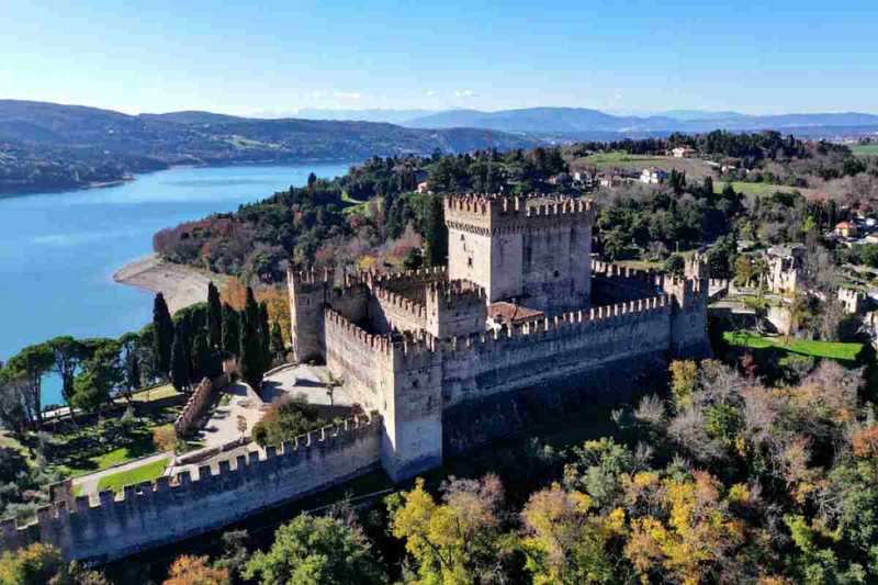 Il borgo sull’acqua che sembra un kolossal: magia sul lago
