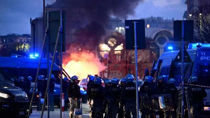 Scontri tra ultras Genoa e Inter: 15 agenti feriti
