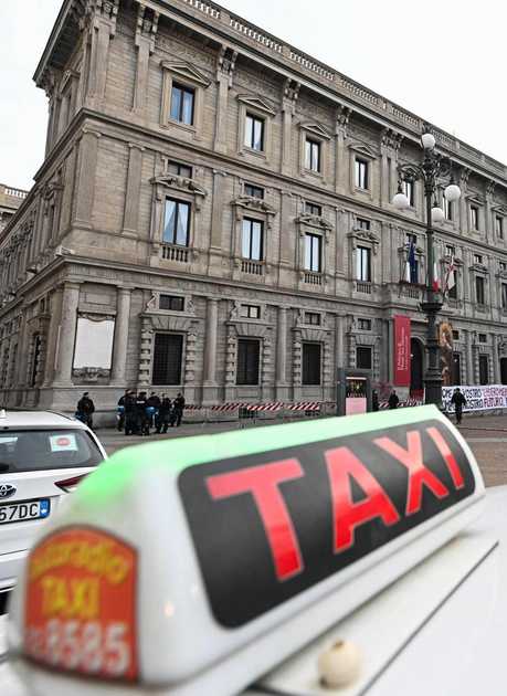 200 taxi in corteo: la protesta dalla Stazione Centrale al Comune