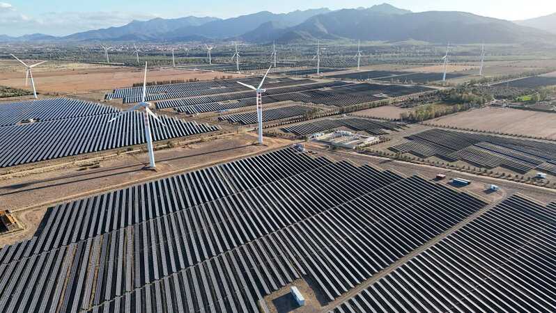 Consulta annulla legge sarda aree idonee rinnovabili: stop a divieti preventivi