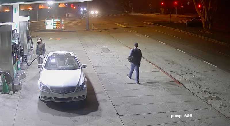 Nick Reiner ripreso a piedi poche ore prima dell'omicidio dei genitori