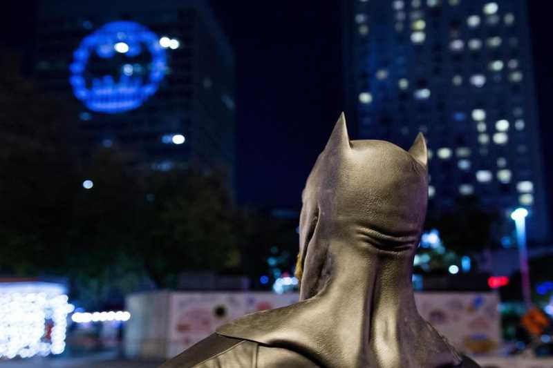 Il professore vestito da Batman in metropolitana: perché funziona