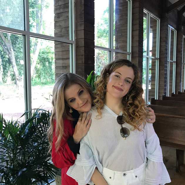 Lisa Marie Presley elogia Travolta e Preston: lodi prima dello scandalo Riley Keough