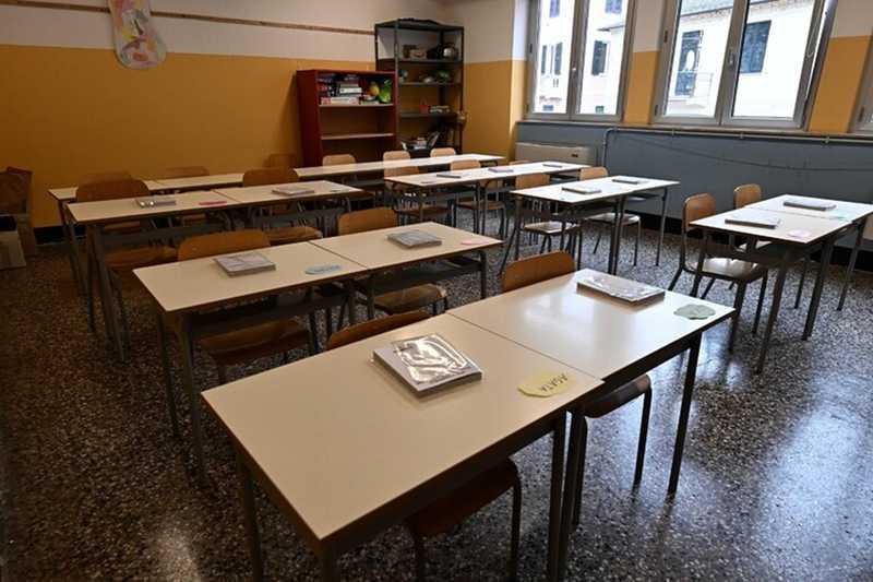 Falso prof con lauree finte torna in cattedra: stavolta vere