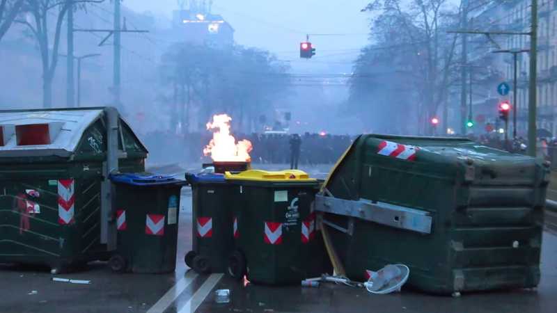 Guerriglia a Torino: Fiamme e Caos in Città