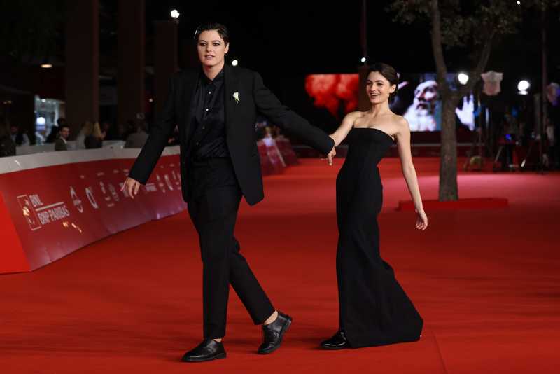 Tecla Insolia: Due Anni d'Amore Stabile con Sara Petraglia