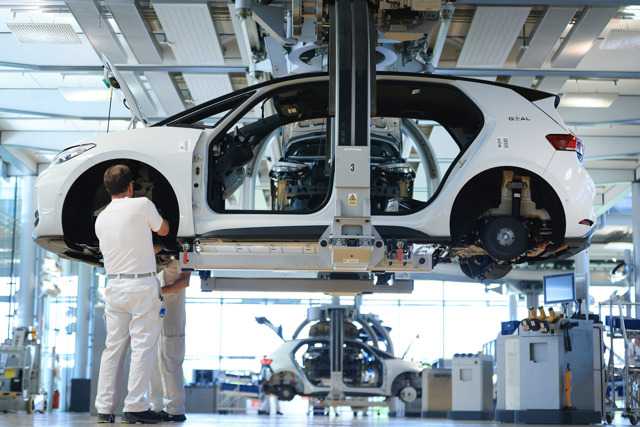 Un passo indietro sull'elettrico: la svolta che non risolve tutto