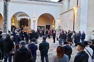 Una folla per i funerali di Francesco Valeriano