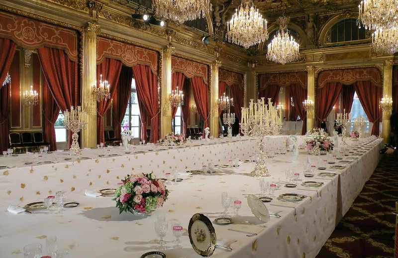 Maggiordomo ruba porcellane dall'Eliseo: arresto choc