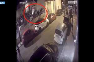 Coltellate nei Pub: Due Ventenni in Carcere