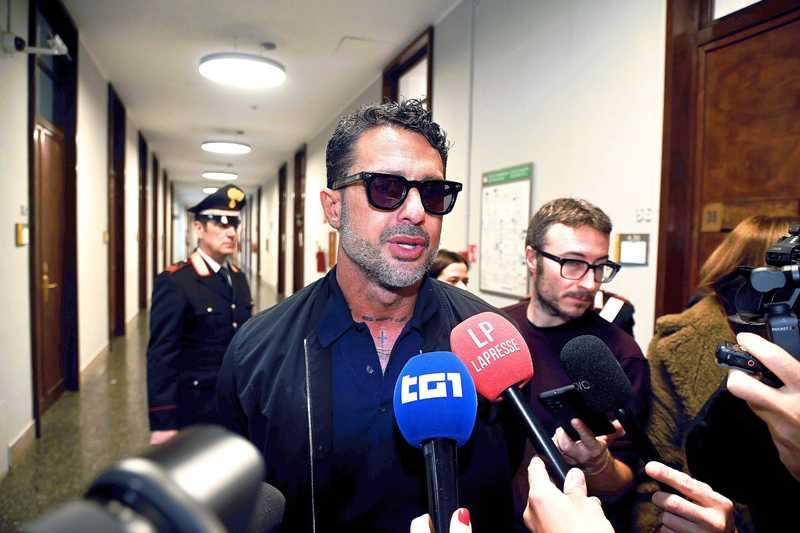 Corona vs Signorini: la bufera di Falsissimo che supera 8 milioni di visualizzazioni