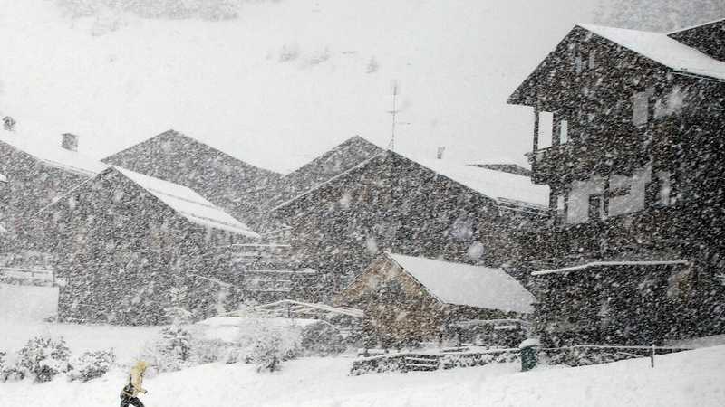Natale Diviso: Neve Alpina da Sogno Contro Piogge Forti al Sud