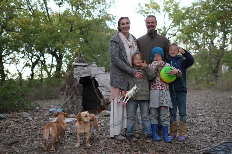 Figli del Bosco Isolati? La Bugia Smentita da Foto e Testimoni