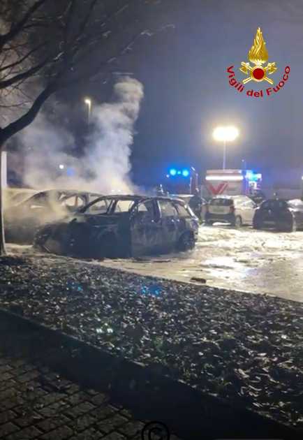 Vigilia di Natale Incubo a Lodi Vecchio: Due Auto Distrutte, Indagine su Fiamme Misteriose