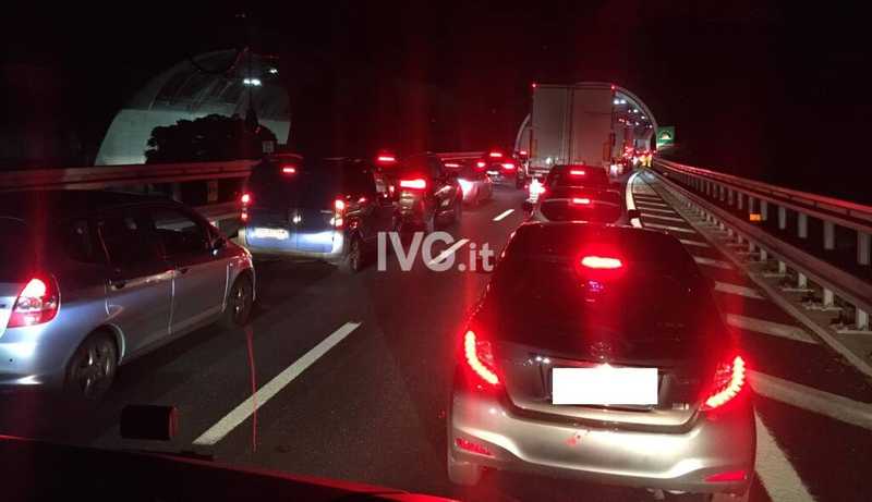 Code e incidenti sulle autostrade A10, A6 e A26: cosa è successo e come muoversi