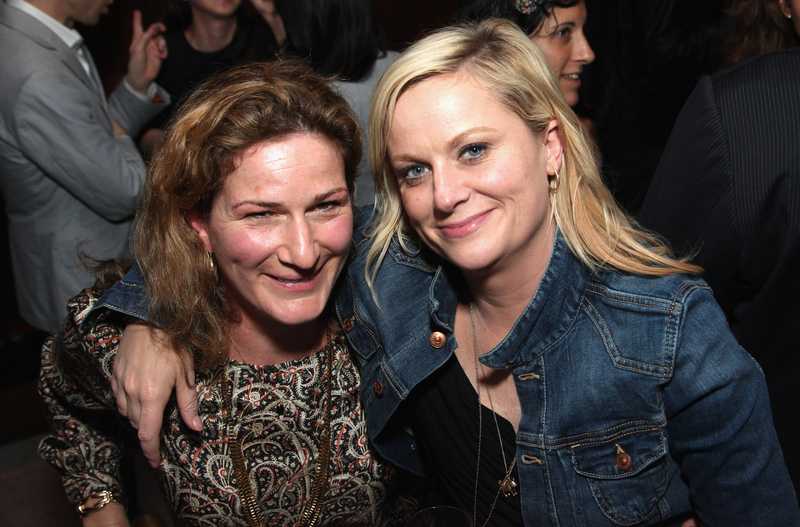 L'Anima di Boston Esplode: Amy Poehler in una Rissa Aerea Davanti a un Neonato