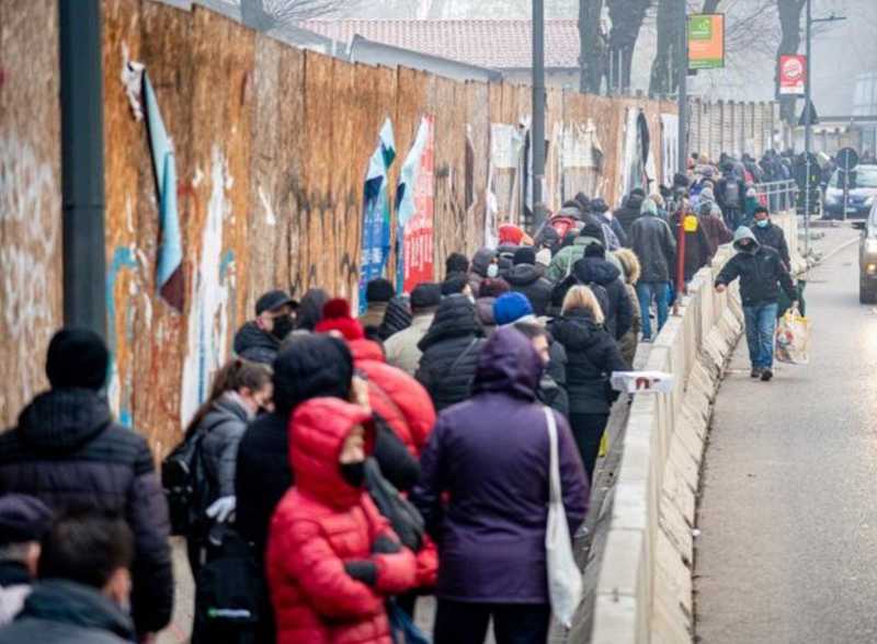 Milano Splende e Soffre: Lusso Estremo e Fame a Pochi Metri