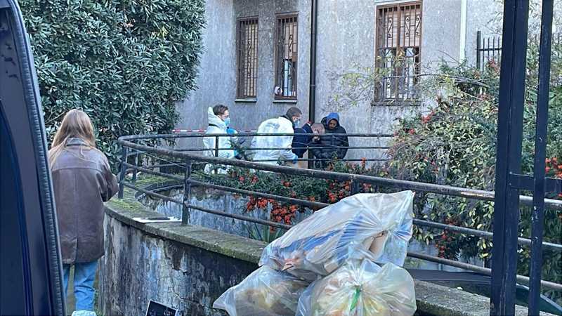 Donna morta in cortile: strangolata e semivestita?