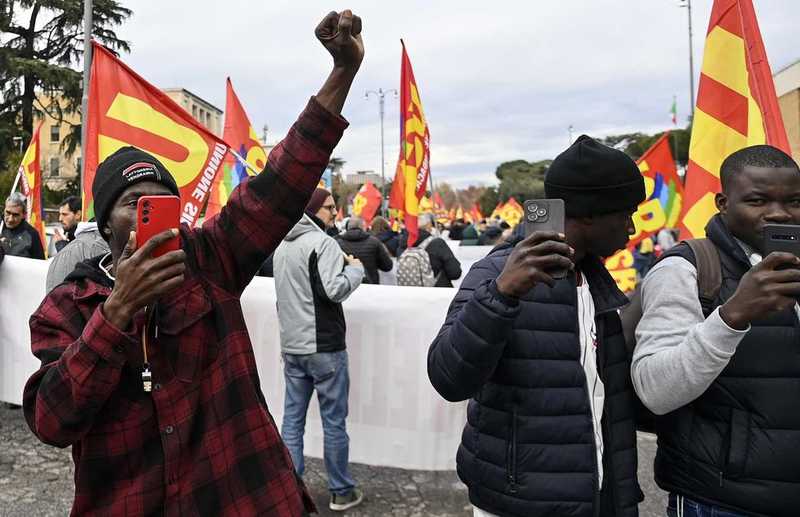 Il business dei permessi facili: come prospera il mercato nero dei documenti