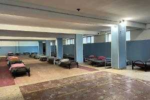 TERRORE NOTTURNO: Sconvolto 29enne attacca operatori in un centro d'accoglienza