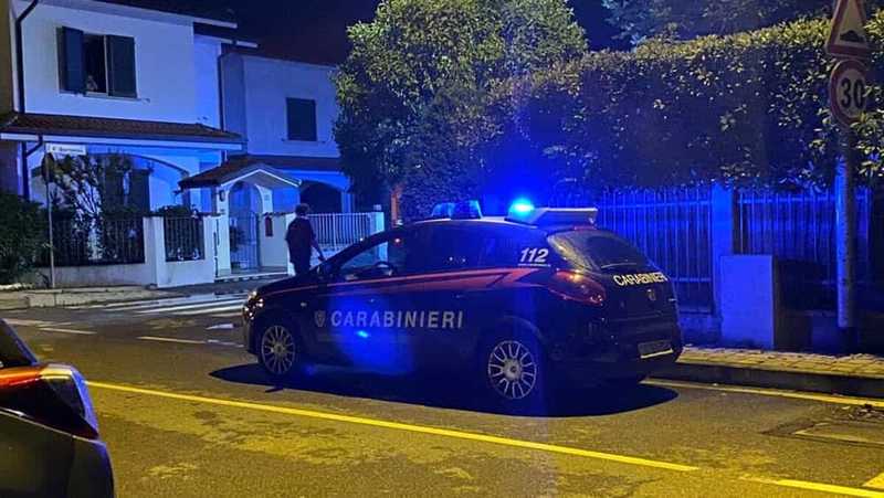 Carabiniere Spara per Furto: Colpito il Proprietario, Indagini su Spara Accidentalmente