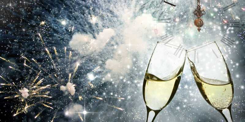 Cenone Capodanno: 127€ a Famiglia, +28% in 5 Anni!