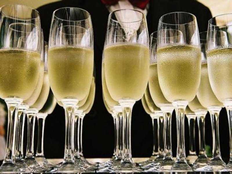 Boom di Spesa a Capodanno: 104 Euro a Famiglia, Il Prosecco Trionfa!