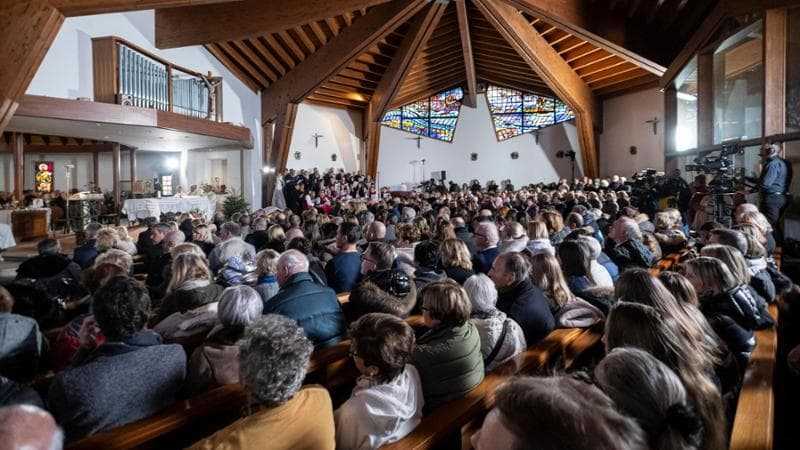 Crans-Montana: il Papa abbraccia le vittime del rogo