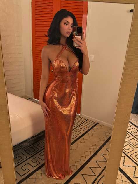 Kylie Jenner incanta a Palm Springs: dall'oro al arancio