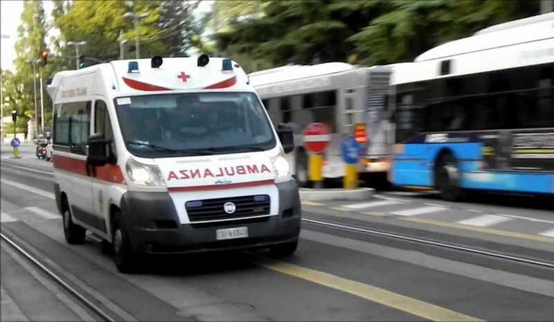 Aggressione Shock ad Ancona: Rifiuta Rose, Ambulante Picchiato Brutalmente