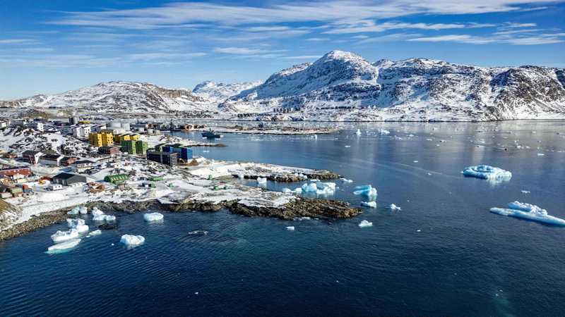 Artico in Ebollizione: Europa Difende Groenlandia da Trump