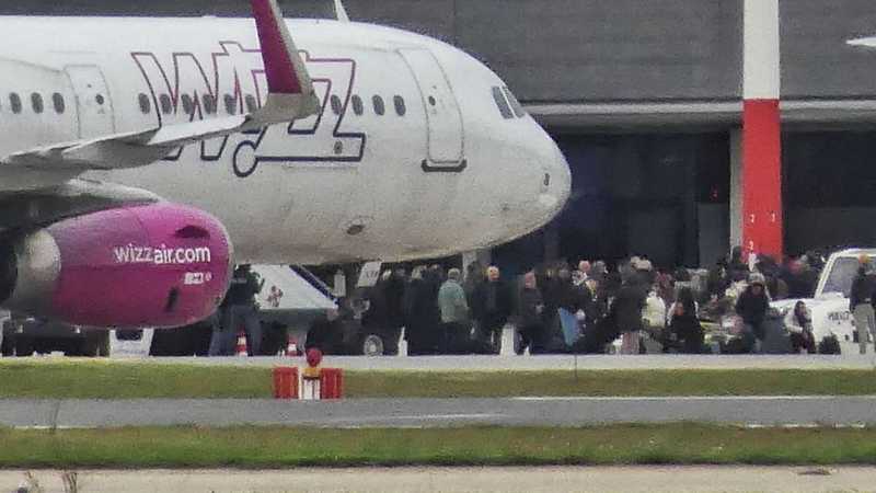 Caos a Brindisi: passeggeri occupano la pista dopo dirottamento