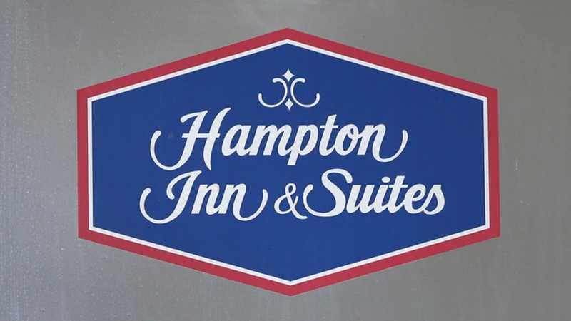 Hilton Minnesota caccia agenti ICE: scandalo e ritorsioni