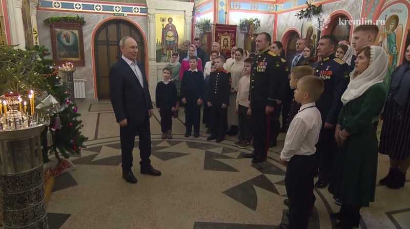 Putin celebra il Natale Ortodosso in chiesa militare: il segnale