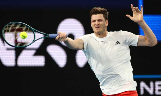 Tsitsipas Stende Fritz ma Grecia Fuori: Avanzano Polonia e