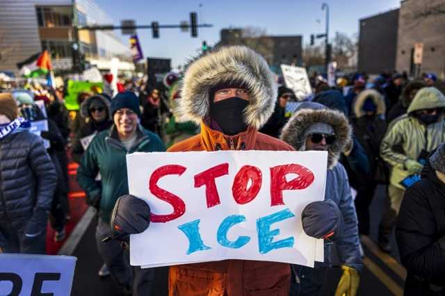 Agente ICE spara e uccide donna: scontro a Minneapolis