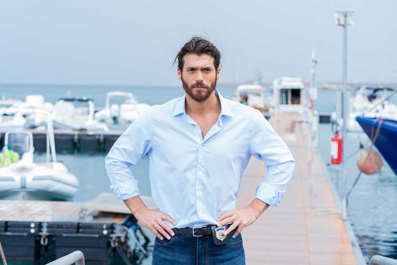 Bufera su Can Yaman: cosa sappiamo davvero dell’arresto a Istanbul