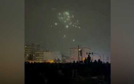 Teheran in controluce: fuochi d’artificio e schermi accesi in piazza Punak