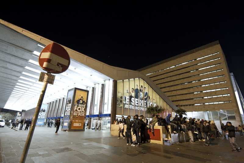 Terrore a Termini: Uomo massacrato, rider aggredito. Caccia ai responsabili