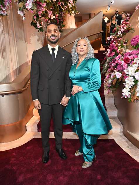 Jordan Sotto Tiro Morbido La Mamma Risponde al Monologo Osé dei Golden Globe 2026