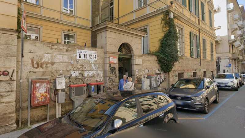 Adolescente Italiano Accoltellato e Trasferito in Rianimazione