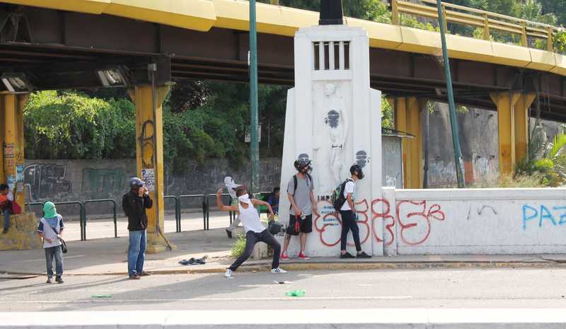 Caracas: Due Voci, Decenni di Crisi